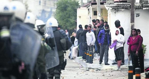 Αντρο ανομίας τα Λιόσια: Ρομά τραυμάτισαν αστυνομικούς και έσπασαν περιπολικό